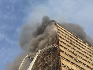 انهيار برج "بلاسكو" في وسط العاصمة الإيرانية طهران