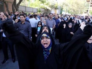 تظاهرة أمام السفارة السعودية بطهران