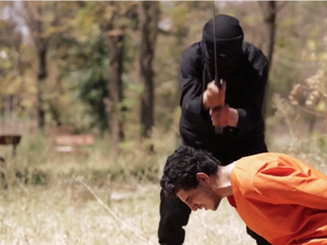 طفل يُعتقد أنه أوروبي يشارك في الإعدامات الجماعية لمتهمين بالعمالة للبيشمركة - يوتويب