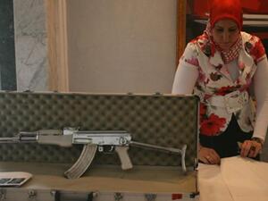 بندقية كلاشينكوف تعود للرئيس العراقي السابق صدام حسين معروضة في وزارة الخارجية/أ.ف.ب