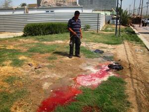 عراقي يغسل دم جنود قتلوا على احد الحواجز ببغداد/ا.ف.ب