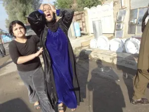 عراقية تبكي اقارب لها ذهبوا ضحية التفجير الذي وقع في جنوب مدينة كركوك/أ.ف.ب