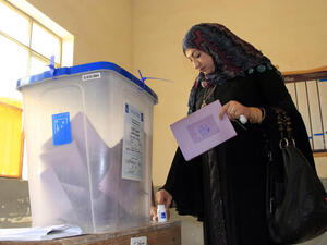 An Iraqi woman casts her vote at a polling station during provincial elections on June 20, 2013 in the Anbar province. Iraqis in two Sunni-majority provinces voted under heavy security in delayed provincial polls as the country grapples with a surge in nationwide violence and months of angry protests. (AFP/AZHAR SHALLAL)