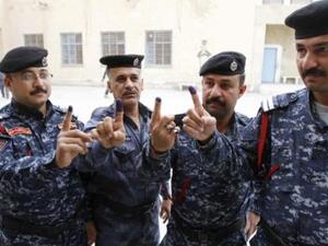 رجال شرطة بعد التصويت في البصرة/أ.ف.ب