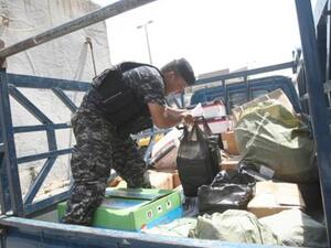 جندي عراقي يفتش شاحنة على نقطة تفتيش ببغداد/أ.ف.ب