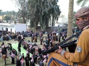 مسلح يحمي ساحة الاعتصام/أ.ف.ب