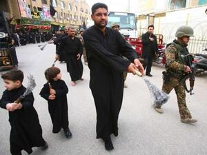 زوار شيعة في كربلاء