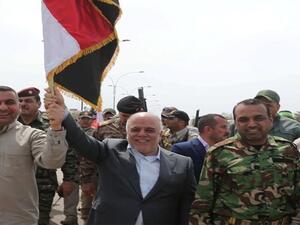 حيدر العبادي يرفع العلم العراقي فوق منفذ حصيبة الحدودي