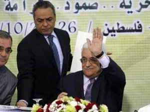 عباس يلوح أثناء اجتماع للمجلس الثوري لحركة فتح في رام الله بالضفة الغربية 
