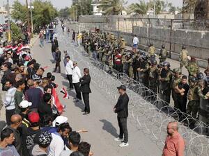  أنصار رجل الدين الشيعي البارز، مقتدى الصدر، يقتحمون المنطقة الخضراء في بغداد