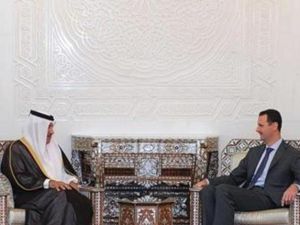 الرئيس السوري بشار الاسد (الى اليمين) اثناء اجتماعه مع رئيس وفد الجامعة العربية رئيس الوزراء القطري الشيخ حمد ال ثاني في دمشق يوم الاربعاء.
