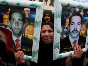 اسر ضحايا العنف الطائفي يطالبون باعدام القتلة خلال تظاهرة في ساحة التحرير وسط بغداد الجمعة 
