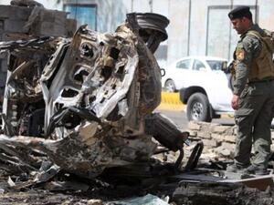 شرطي عراقي يتفقد اثار الدمار التي خلفها التفجير خارج مقر وزراة العدل في بغداد/أ.ف.ب