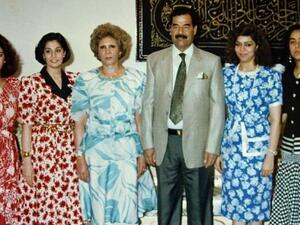 الرئيس العراقي الراحل صدام حسين بين افراد عائلته