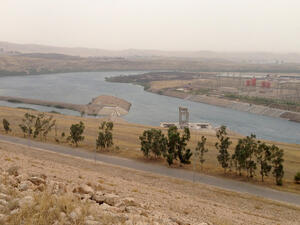 الجيش الأمريكي يساعد القوات العراقية في إقامة جسر على نهر دجلة