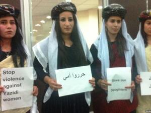 فتيات أيزيديات يطالبن بتحرير النساء المختطفات لدى داعش