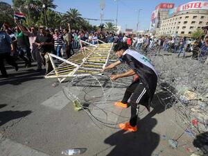 4 أشخاص على الأقل قتلوا وأصيب 90، من بين المحتجين الذين اقتحموا المنطقة الخضراء