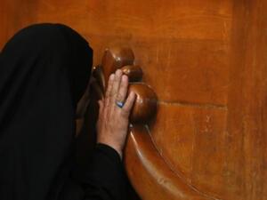 تقبيل باب ضريح الامام الكاظم/أ.ف.ب