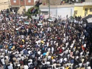 متظاهرون يحتجون ضد الاسد في الحولة قرب حمص
