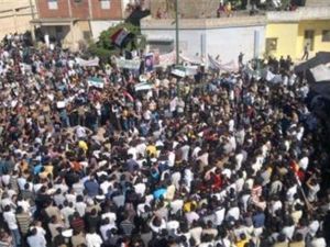 متظاهرون يحتجون ضد الاسد في الحولة قرب حمص
