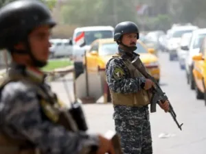 جنديان عراقيان في شوارع بغداد