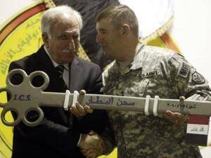 الميجور جنرال الاميركي جيري كانون (يمين) يسلم وزير العدل دارا نور الدين مفتاحا رمزيا لمعتقل كروبر
