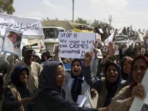 سكان مخيم أشرف يحتجون بعد يوم من مواجهات مع قوات الأمن العراقية
