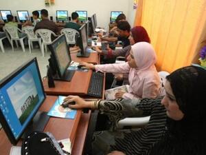 طلاب من مختلف الاعمار يتعلمون على الكمبيوتر في بغداد
