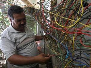 أسلاك متشابكة في كل مكان/أ.ف.ب