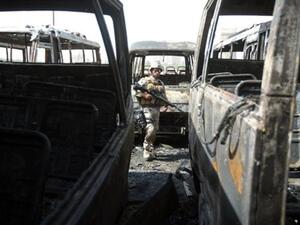 جندي عراقي بين حافلات محترقة في بغداد اثر تفجير/أ.ف.ب