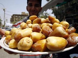 بائع عراقي يحمل التمر في الكرادة ببغداد مع اول ايام شهر رمضان/ا.ف.ب