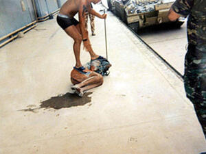 جندي بريطاني يعذب سجينا عراقيا/أرشيف