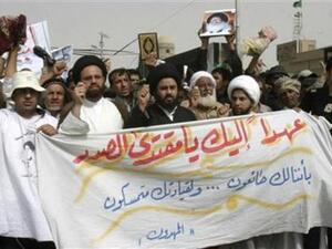 أتباع رجل الدين الشيعي المناهض للولايات المتحدة مقتدى الصدر يتظاهرون في العراق 
