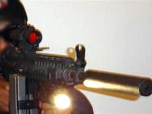 جندي يحمل بندقية الية مزودة بكاتم صوت