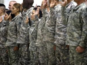 جنود يؤدون قسم الولاء خلال مراسم منحهم الجنسية الاميركية في كامب فيكتوري في بغداد 