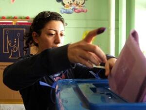 أفتتحت صناديق الاقتراع للناخبين في الساعة السابعة صباحا