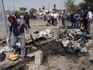 IRAQ, Kirkuk : Iraqi policemen and investigators inspect the remains of a car bomb that exploded outside the ministry of education in the northern Iraqi city of Kirkuk on August 22, 2013. AFP PHOTO MARWAN IBRAHIM