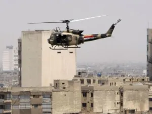 مروحية تابعة للجيش العراقي تحلق فوق العاصمة بغداد
