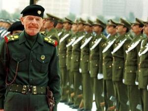 عزة ابراهيم الدوري خلال حفل عسكري بمناسبة يوم الشهيد في بغداد في الاول من كانون الاول/ديسمبر 1999