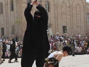 جلادو داعش يقطعون رأس فتى وسط ساحة عامة