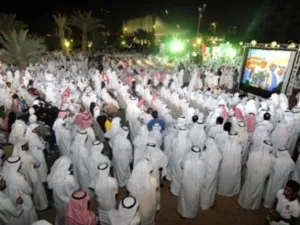 كويتيون يتظاهرون امام البرلمان