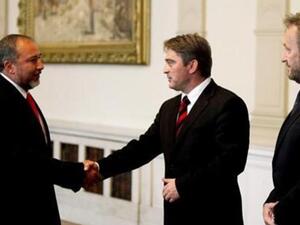 رئيس المجلس الرئاسي للبوسنة زليكو كومسيتش (في الوسط) يصافح وزير الخارجية الاسرائيلي افيجدور ليبرمان لدى استقباله له في سراييفو 
