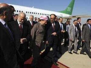 بارزاني مستقبلا المالكي والجعفري لدى وصولهما الى اربيل
