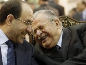 طالباني (يمين) في حديث ضاحك مع المالكي