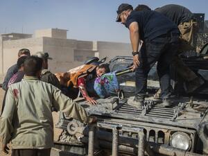 جنود عراقيون ينقلون أحد مصابي المعارك في الموصل/ ارشيفية