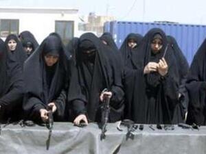 شرطيات عراقيات يتدربن على فك وتركيب السلاح في اكاديمية الشرطة في كربلاء