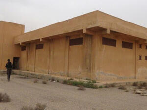 سجن أقامه تنظيم داعش الإرهابي في مدينة الطبقة السورية