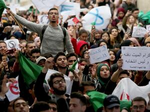 يأتي الاضراب مع استمرار التظاهرات في الجزائر ضد ترشيح بوتفليقة البالغ 82 عاما لولاية رئاسية خامسة 