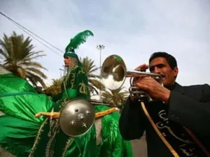 قامت مجموعات من الشيعة يرتدون الأكفان بإقامة شعائر التطبير