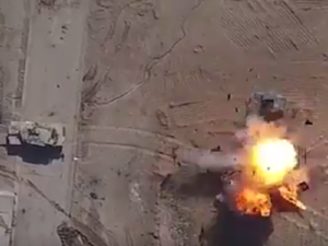 لحظة وقوع صاروخ على آلية عسكرية وانفجارها